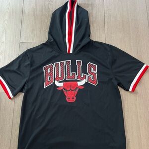 Chicago Bulls Short Sleeve Hoodie Mens Size Medium NBA Basketball